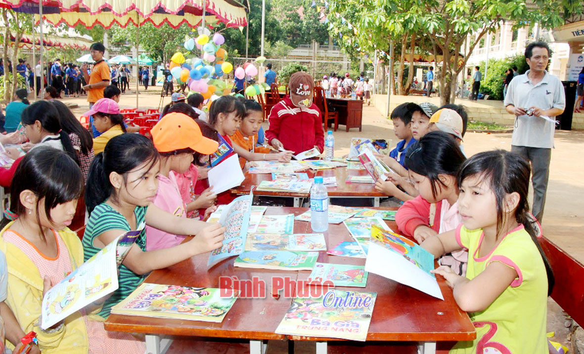 Đông đảo thanh thiếu niên ở Hớn Quản đọc sách tại ngày hội