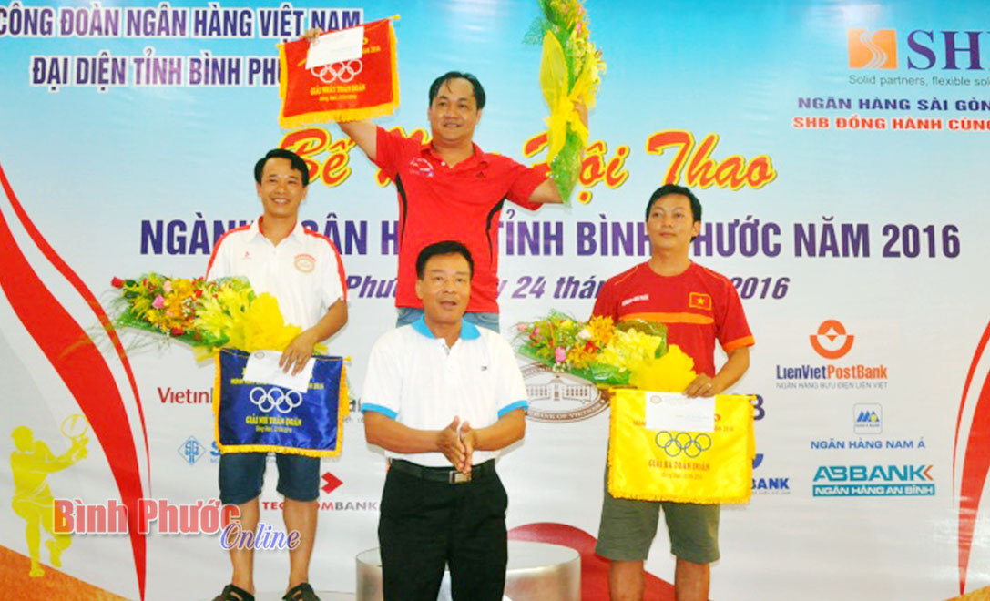 Lãnh đạo Ngân hàng Nhà nước chi nhánh Bình Phước trao giải nhất, nhì và ba toàn đoàn cho các đơn vị tham gia hội thao