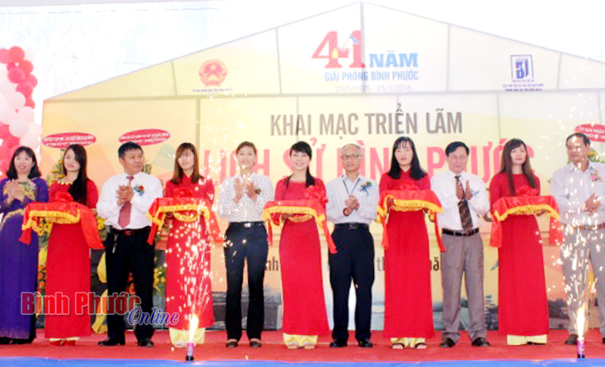 Đại diện l&atilde;nh đạo tỉnh cắt băng khai mạc triển l&atilde;m