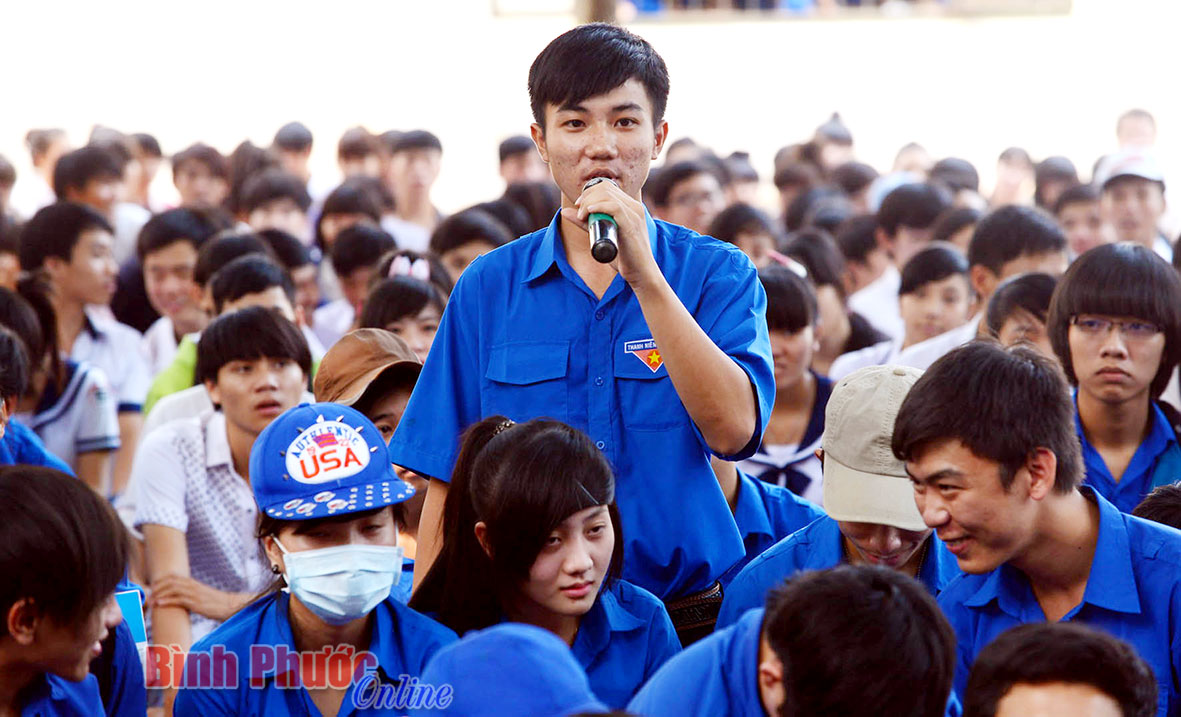 Học sinh các trường THPT trên địa bàn 2 huyện Bù Đốp, Bù Gia Mập và thị xã Phước Long tìm hiểu thông tin về hướng nghiệp  - Ảnh: T.Thủy