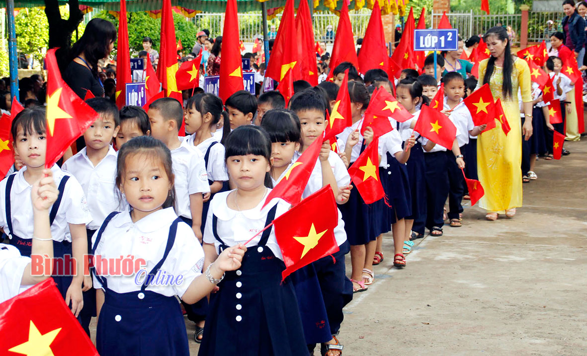Các em học sinh lớp 1, Trường tiểu học Tân Bình trong lễ khai giảng - Ảnh: S.H   