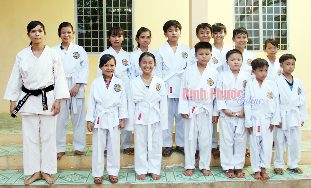 27 tuổi, Phạm Thị Quỳnh Thương (bìa trái) là võ sư tam đẳng karatedo
