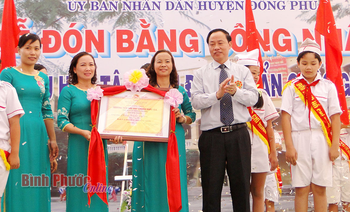 Phó giám đốc Sở GD-ĐT Lê Hải Đăng trao bằng công nhận trường đạt chuẩn quốc gia mức độ 1 cho Trường tiểu học Tân Tiến