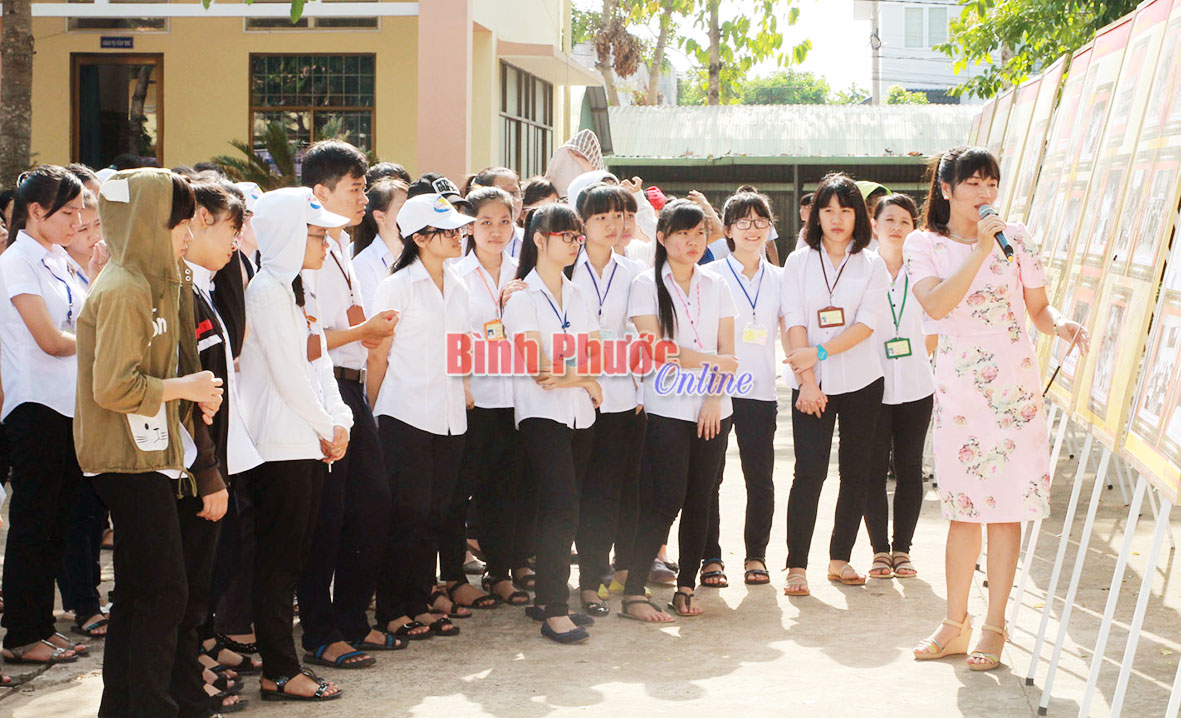Học sinh nghe thuyết trình về lịch sử các thời kỳ Quốc hội Việt Nam