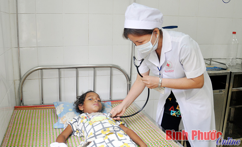 Bác sĩ Bệnh viện đa khoa Phước Long khám bệnh cho bệnh nhân tại khoa nhi