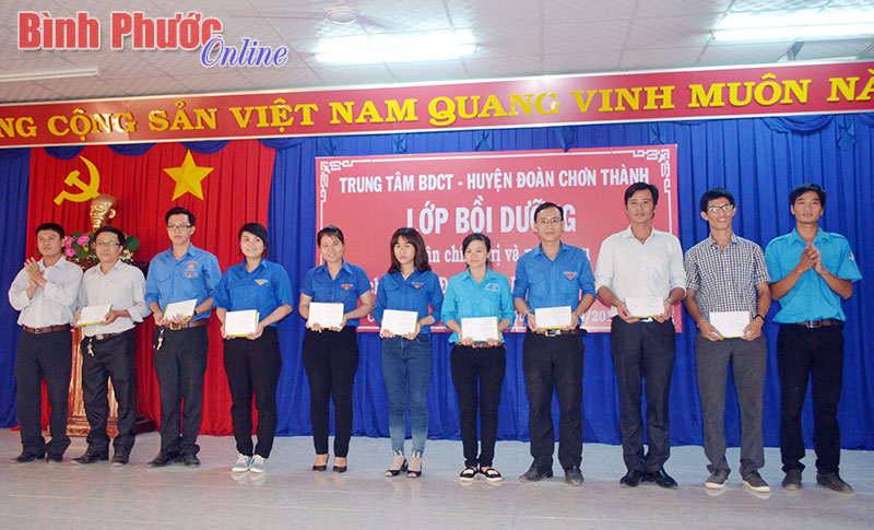 Trung tâm bồi dưỡng chính trị huyện Chơn Thành trao giấy chứng nhận hoàn thành khóa học cho các học viên
