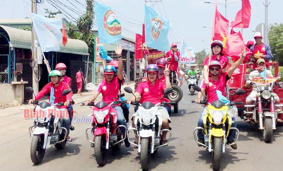 Hội cổ động viên bóng đá Bình Phước trên đường tới Tây Ninh tiếp lửa cho đội nhà