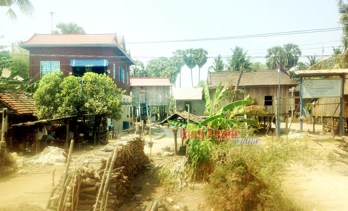 Một g&oacute;c khu d&acirc;n cư b&ecirc;n quốc lộ 1 từ cửa khẩu Bavet đi Phnompenh của bạn