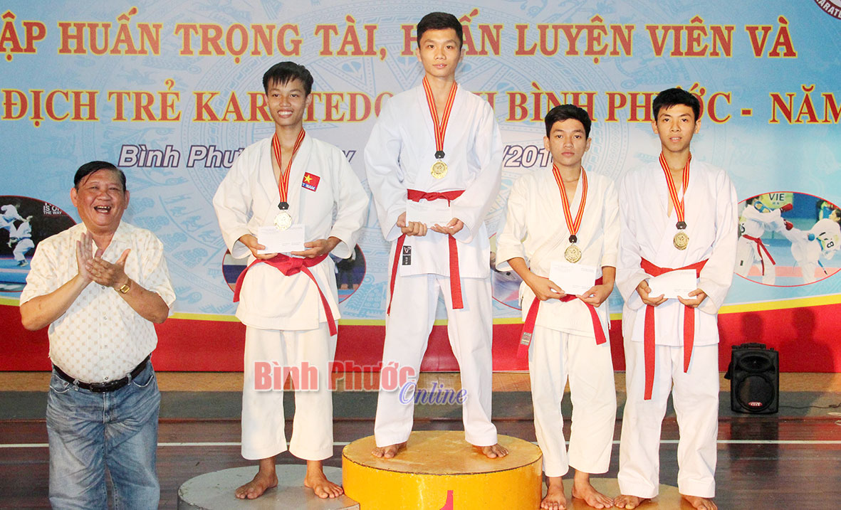 Giám đốc Sở Văn hóa, Thể thao và Du lịch tỉnh Nguyễn Tuấn trao các giải nhất, nhì, ba nội dung kamite cá nhân, lứa tuổi 2, hạng cân 55kg nam