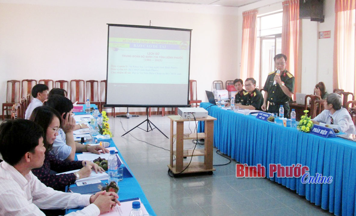 Đại tá Vũ Tiến Điền, Chính ủy Bộ chỉ huy Quân sự tỉnh, Chủ nhiệm đề tài tiếp thu, giải trình ý kiến của các nhà phản biện và thành viên hội đồng tại buổi nghiệm thu