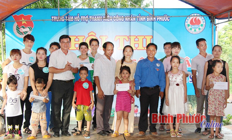 Ban tổ chức trao thưởng cho c&aacute;c gia đ&igrave;nh đoạt giải tại hội thi