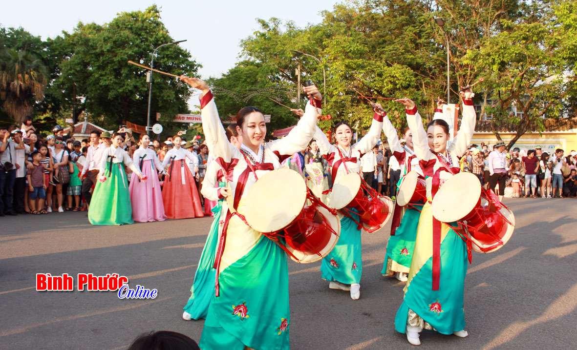 Lễ hội với nhiều màu sắc đa dạng đến từ nhiều nền văn hóa khác nhau đã đem đến một không gian rực rỡ sắc màu trên khắp các con đường ở thành phố Huế ngày 1-5