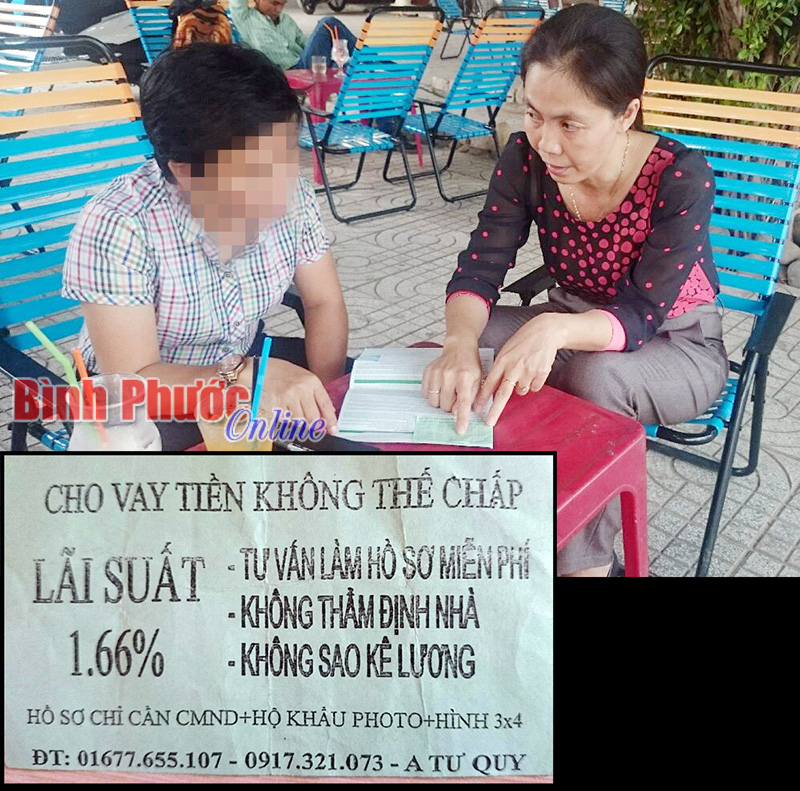Chị Cao Thị Cẩm Thi (bên phải) bức xúc về mức lãi suất phải đóng cao hơn nhiều so với lãi suất được quảng cáo trong tờ rơi