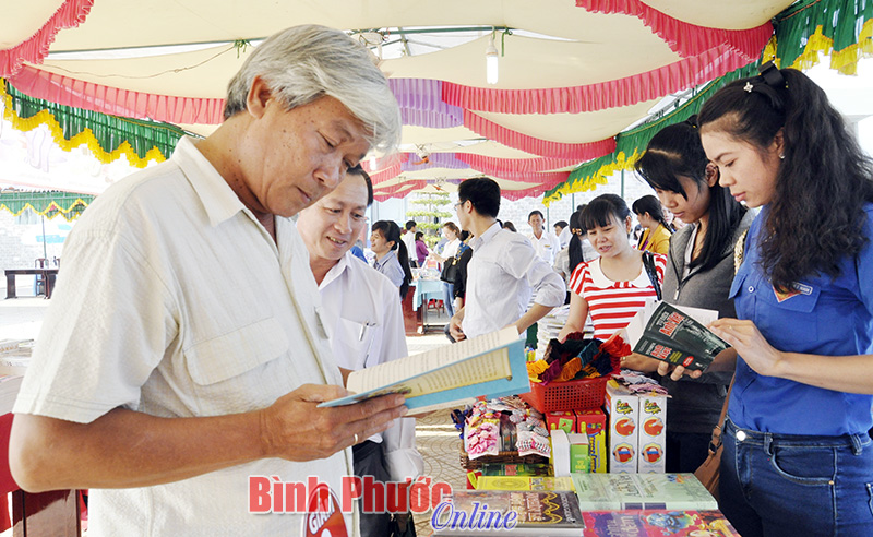 Người d&acirc;n mong muốn tỉnh tổ chức nhiều buổi đưa s&aacute;ch đến cộng đồng nh&acirc;n c&aacute;c ng&agrave;y lễ lớn trong năm (Bạn đọc tham quan, mua s&aacute;ch tại c&aacute;c gian h&agrave;ng trưng b&agrave;y s&aacute;ch giảm gi&aacute;)