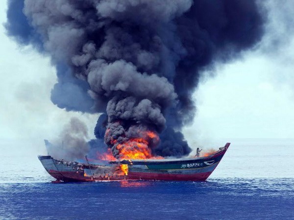 Một trong bốn tàu cá Việt Nam bị Palau đốt hồi năm 2015 do "đánh bắt trái phép."