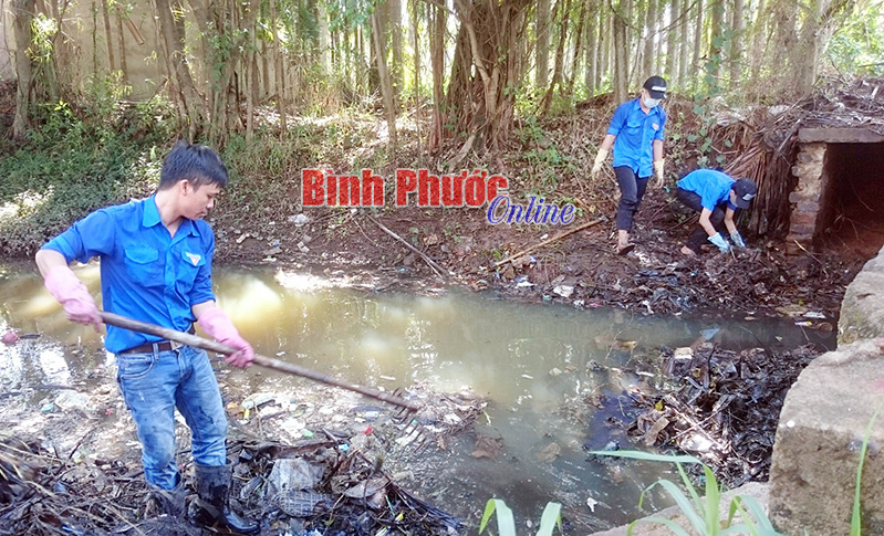 Đoàn viên thanh niên phường Tân Thiện vớt rác thải, khơi thông dòng chảy suối Đồng Tiền