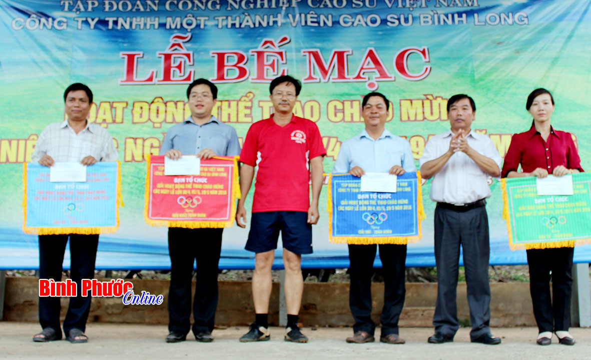 Tổng Giám đốc Lê Văn Vui (thứ ba từ trái qua) trao giải toàn đoàn cho các đơn vị