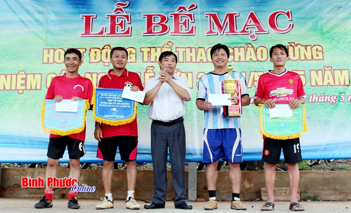 Phó tổng giám đốc Nguyễn Văn Ổntrao giải nhất, nhì, ba và khuyến khích môn bóng đá lão tướng