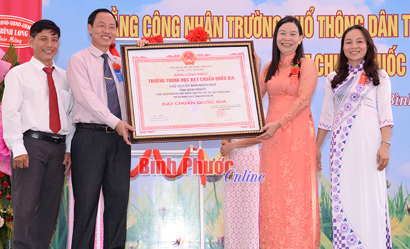 Thừa ủy quyền của Chủ tịch UBND tỉnh, Phó giám đốc Sở GD-ĐT Lê Hải Đăng trao bằng công nhận đạt chuẩn quốc gia mức độ 1 cho thầy trò nhà trường