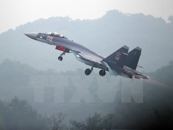 Máy bay chiến đấu Sukhoi SU-35 cất cánh trong chuyến bay thử tại Chu Hải, Quảng Đông, Trung Quốc. 