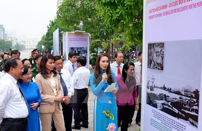 Triển lãm ảnh kỷ niệm 126 năm ngày sinh Chủ tịch Hồ Chí Minh