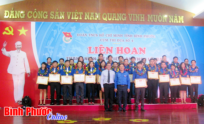 Tuyên dương 60 thanh niên tiên tiến khối cao su làm theo lời Bác