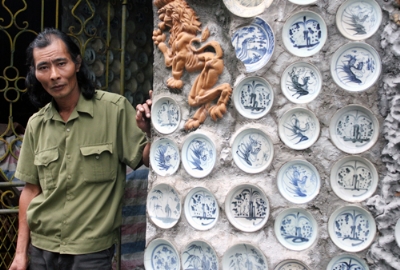 Ông Nguyễn Văn Trường, người nông dân xây nhà bằng đồ cổ. Ảnh: Phan Dương