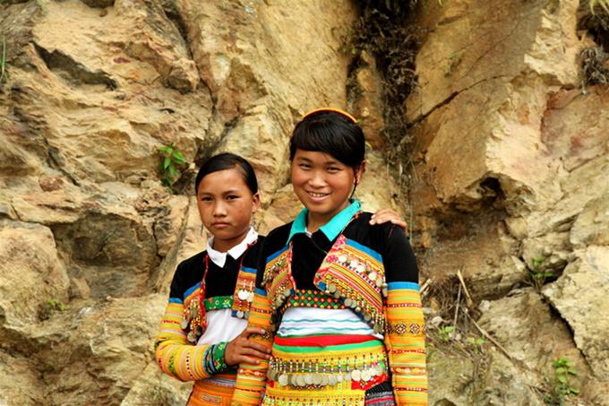 Hai em gái người Mông với trang phục đầy sắc màu - Ảnh: Châu Giang
