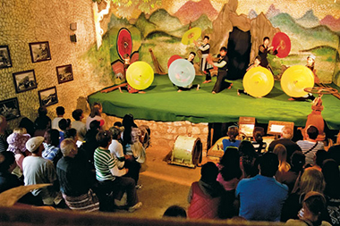 Đội văn nghệ bản Cát Cát thường xuyên biểu diễn múa ô và khèn H'Mông cho du khách.