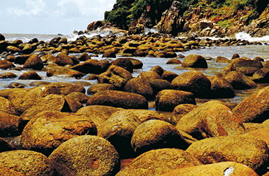 Bãi biển ở đảo Hòn Khoai còn nguyên nét hoang sơn.