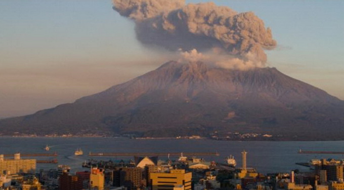 Núi lửa Sakurajima lúc hoàng hôn