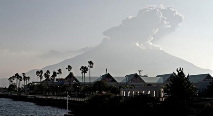 Núi lửa Sakurajima nhìn từ bến phà ở Kagoshima