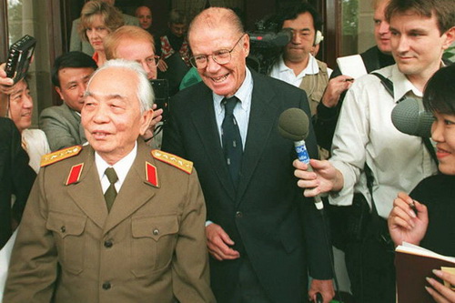 Đại tướng Võ Nguyên Giáp và cựu Bộ trưởng quốc phòng Mỹ Robert S. McNamara tại Hà Nội hồi năm 1995
