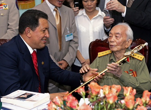 Cố Tổng thống Venezuela Hugo Chavez tặng Đại tướng Võ Nguyên Giáp phiên bản thanh bảo kiếm của anh hùng Simón Bolívar trong chuyến thăm Hà Nội vào năm 2006