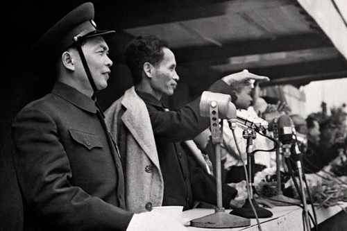 Đại tướng Võ Nguyên Giáp (trái) và cố Thủ tướng Phạm Văn Đồng ra đón Bác Hồ tại Hà Nội hồi năm 1955