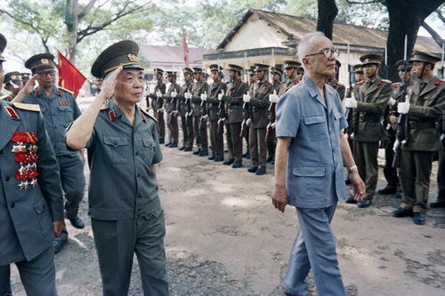 Đại tướng Giáp duyệt binh tại một buổi lễ mừng lực lượng quân đội Việt Nam quay về từ Campuchia ở TPHCM hồi năm 1989 