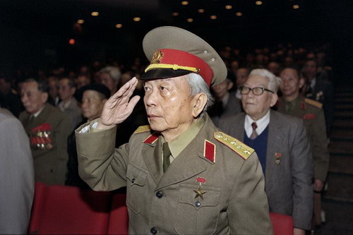 Đại tướng Võ Nguyên Giáp trong một hội nghị tại Hà Nội hồi năm 1996