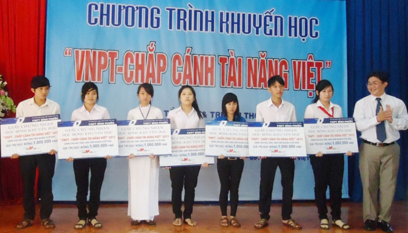 50 suất học bổng tặng học sinh nghèo học giỏi