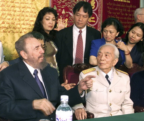 Lãnh tụ Cuba Fidel Castro gặp gỡ Đại tướng tại thủ đô Hà Nội vào năm 2003
