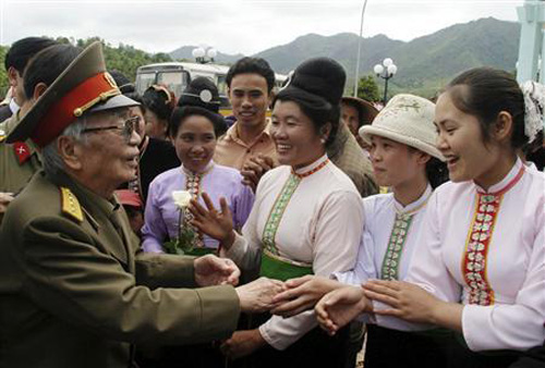 Người dân Điện Biên chào mừng Đại tướng Võ Nguyên Giáp lên thăm Điện Biên ngày 19-4-2004