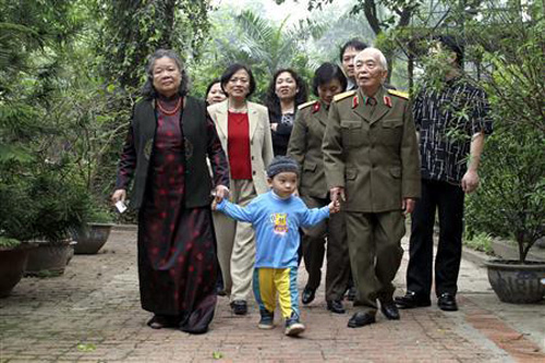 Đại tướng và gia đình đi dạo trong vườn nhà, Hà Nội ngày 30.3.2004