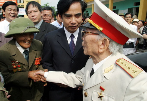 Đại tướng Võ Nguyên Giáp bắt tay một cựu chiến binh tại Điện Biên Phủ vào hôm 18-4-2004 