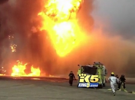 Ngọn lửa bùng phát lên dữ dội khi các học viên cứu hỏa vô tình bơm dầu vào đám cháy