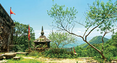 Mộ tháp Phật hoàng Trần Nhân Tông trước am Ngọa Vân.