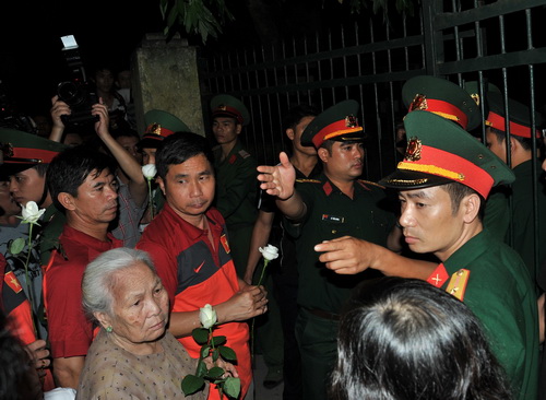 Dù đã khuya và hết giờ viếng nhưng các đồng chí cảnh vệ vẫn đặc cách cho đội tuyển U.19 Việt Nam vào viếng