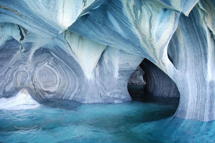 Nh&agrave; thờ bằng đ&aacute; cẩm thạch do thi&ecirc;n nhi&ecirc;n tạo ra ở bờ biển Puerto R&iacute;o Tranquilo, Chile.