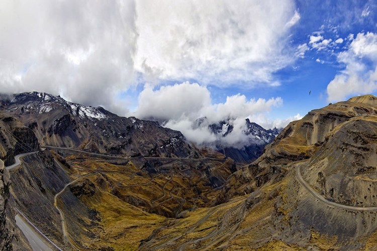 Xa lộ đi qua hẻm n&uacute;i Abra la Cumbre, Bolivia, cao 4.725m, cao bằng đỉnh Mont Blanc ở Ch&acirc;u &Acirc;u.