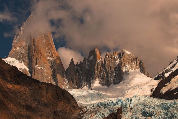 Đỉnh Fitz Roy ở Patagonia, Argentina, l&agrave; một trong những đỉnh n&uacute;i kh&oacute; chinh phục nhất đối với c&aacute;nh leo n&uacute;i chuy&ecirc;n nghiệp tr&ecirc;n to&agrave;n thế giới.