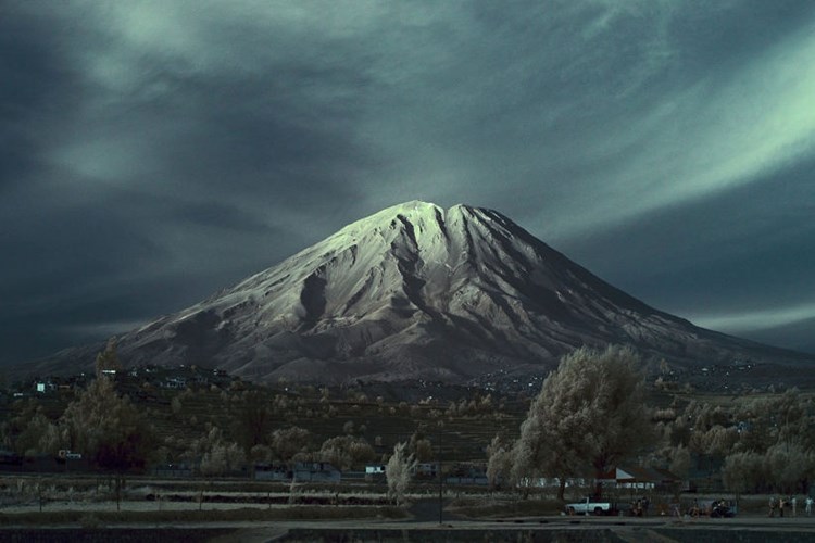 N&uacute;i lửa El Misti nh&igrave;n từ thị trấn Arequipa ở Peru.