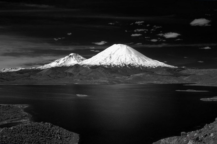 N&uacute;i lửa phủ băng tuyết Parinacota cao 6.300m ở C&ocirc;ng vi&ecirc;n quốc gia Chile.